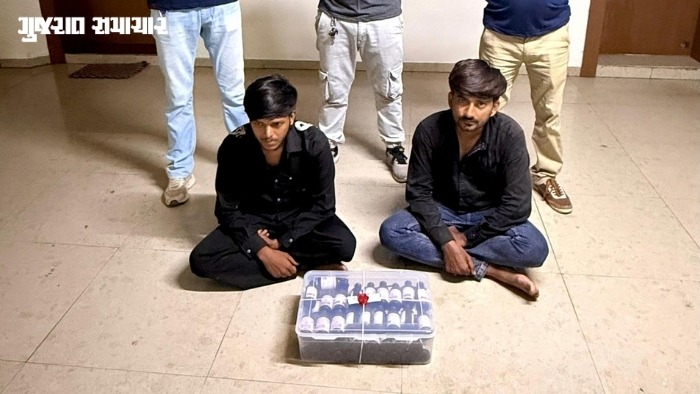 અમદાવાદ: પરમિટ વગર કફ સીરપની હેરાફેરી કરતા બે યુવકની ધરપકડ, 61 બોટલ જપ્ત