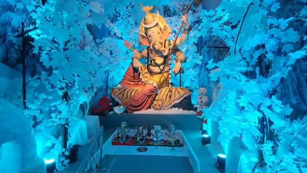 ઈગ્લુ, પેંગ્વિન અને બરફ વર્ષા વચ્ચે બિરાજ્યા 'બાપ્પા'