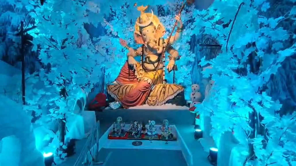 ઈગ્લુ, પેંગ્વિન અને બરફ વર્ષા વચ્ચે બિરાજ્યા 'બાપ્પા' : ગણેશોત્સવમાં ‘સ્નો સિટી’ ગણેશ પંડાલમાં સુરતીઓને સ્વિત્ઝર્લેન્ડનો અહેસાસ