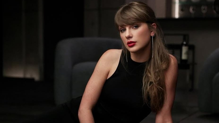 Taylor Swift Becomes Most-Awarded Artist in MTV VMAs History, Dedicates Top Prize to Dolly Parton