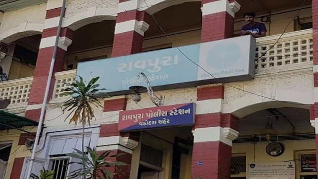 વડોદરાના રાવપુરા પોલીસ મથકમાં યુવકનો ગળા પર બ્લેડ મારી આત્મહત્યાનો ગંભીર પ્રયાસ