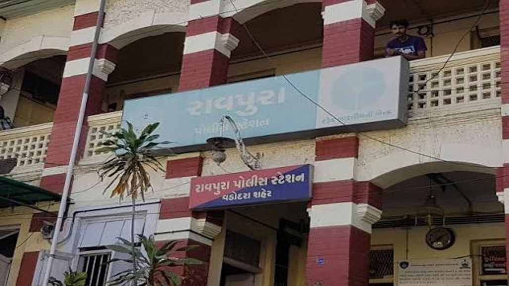 રાવપુરા પોલીસ મથકમાં યુવકનો ગળા પર બ્લેડ મારી આત્મહત્યાનો પ્રયાસ