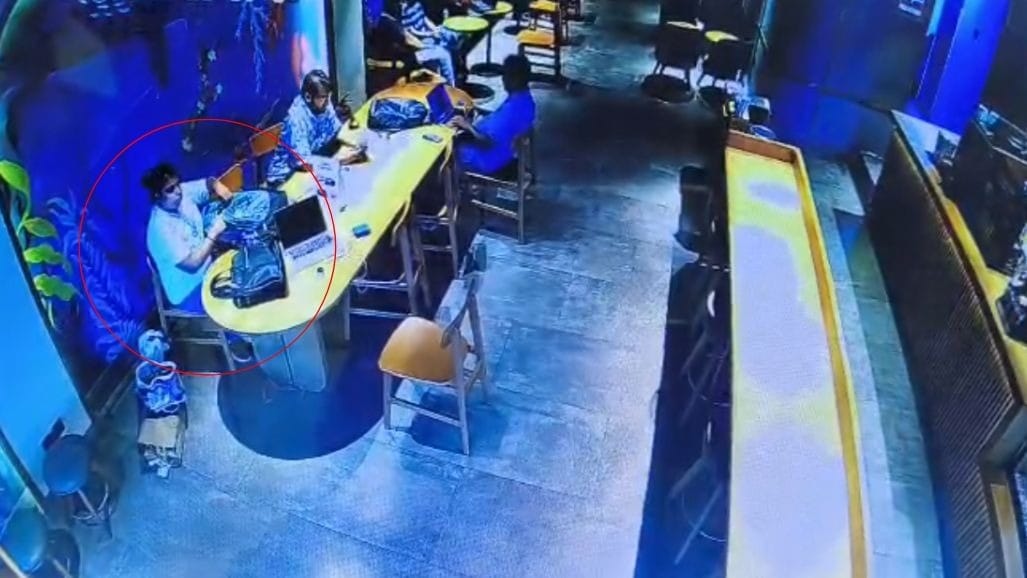 કોફી શોપમાં CCTV ફૂટેજમાં ટેબલ પર મૂકેલી બેગમાંથી પર્સ ચોરી યુવતી ફરાર