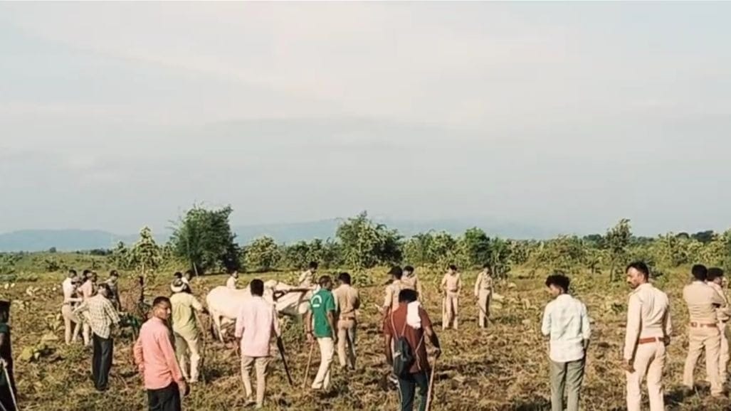 નર્મદાના ખોપી ગામમાં વિવાદિત જમીન પર ખેડાણ