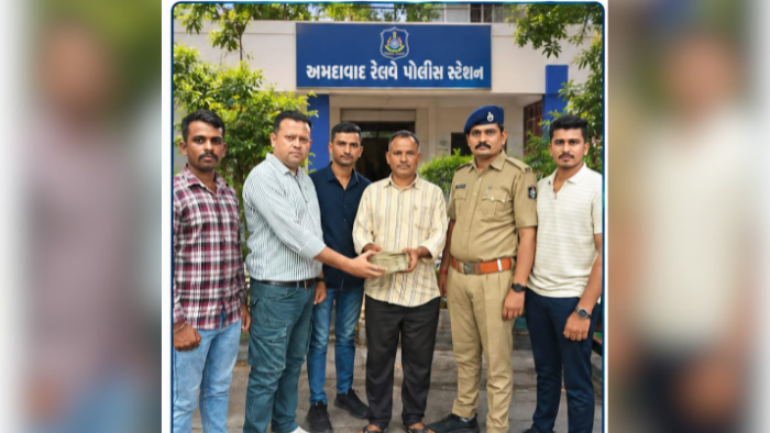 Bag with ₹3 Lakh Cash Left in Ahmedabad Auto-Rickshaw, Railway Police Recover it Within Hours