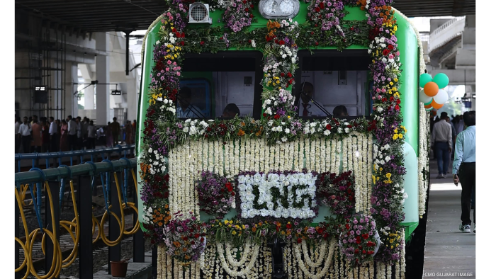 ભારતની પ્રથમ LNG ટ્રેન : સાબરમતીથી ભારતની પ્રથમ LNG આધારિત ડ્યુઅલ-ફ્યુઅલ ટ્રેનનું પ્રસ્થાન