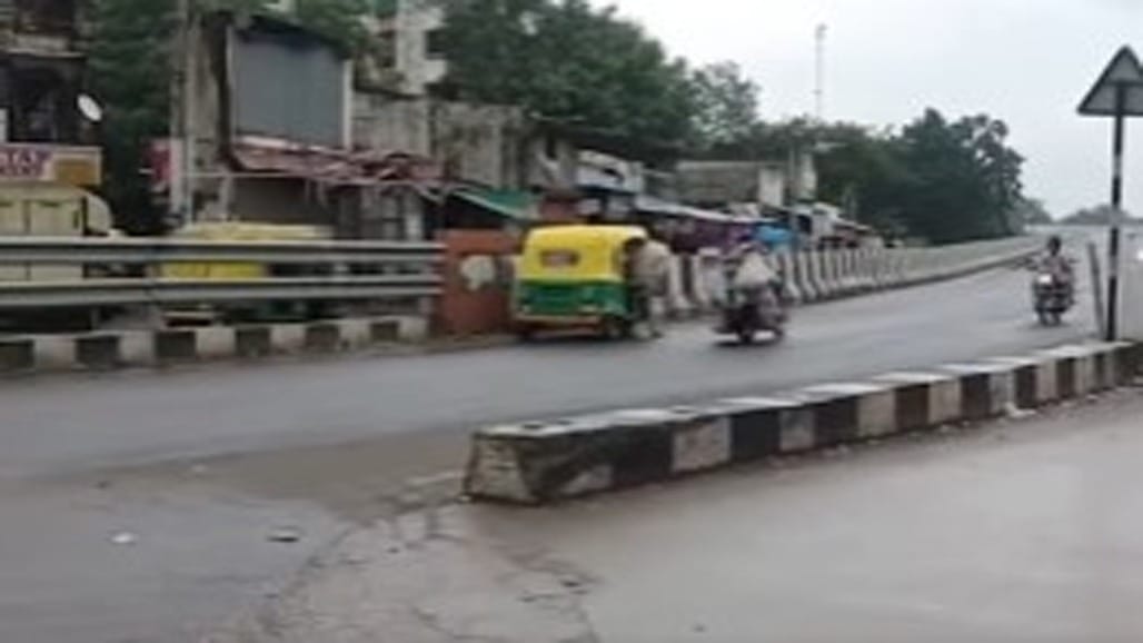 39 કરોડના બાજવા બ્રિજ પર ખાડા, તિરાડો