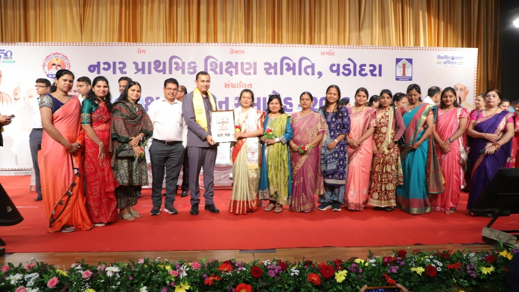 સમારોહમાં સાંસદ વિલંબથી પહોંચતા શિક્ષકોને રાહ જોવી પડી