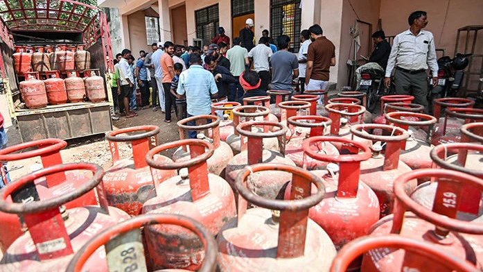 LPG ગ્રાહકો માટે મોટા સમાચાર, 1 ઓક્ટોબરથી આધાર ઓથેન્ટિકેશન નહીં હોય તો ગુમાવવો પડશે સબસિડીનો લાભ