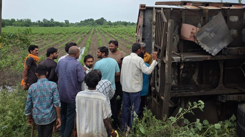 અમરેલીના બગસરા બાયપાસ પર તેલ ટેન્કર પલટ્યું