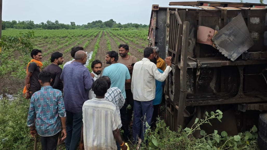 VIDEO: અમરેલીના બગસરા બાયપાસ પર તેલનું ટેન્કર પલટી ગયું, લોકોમાં તેલ લૂંટવાની હોડ જામી