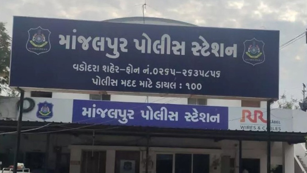 ઘરમાં પણ લોકો સુરક્ષિત નથી : ડ્રોઇંગ રૂમમાં સૂતી વૃદ્ધા પર હુમલો કરી બંગડીઓની લૂંટ