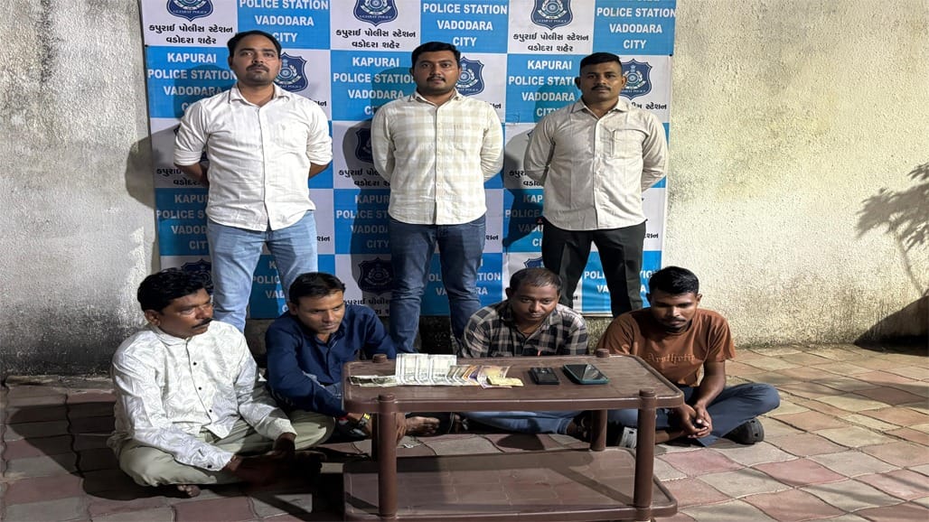 પરિવાર ચાર રસ્તા પાસે વુડા આવાસ યોજનાના ધાબે જુગારધામ પર પોલીસનો છાપો