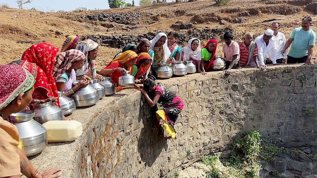 મહારાષ્ટ્રમાં પાણીની કારમી તંગીથી ત્રાસી આખું ગામ વેચવા કાઢ્યું : બેનરથી વિવાદ