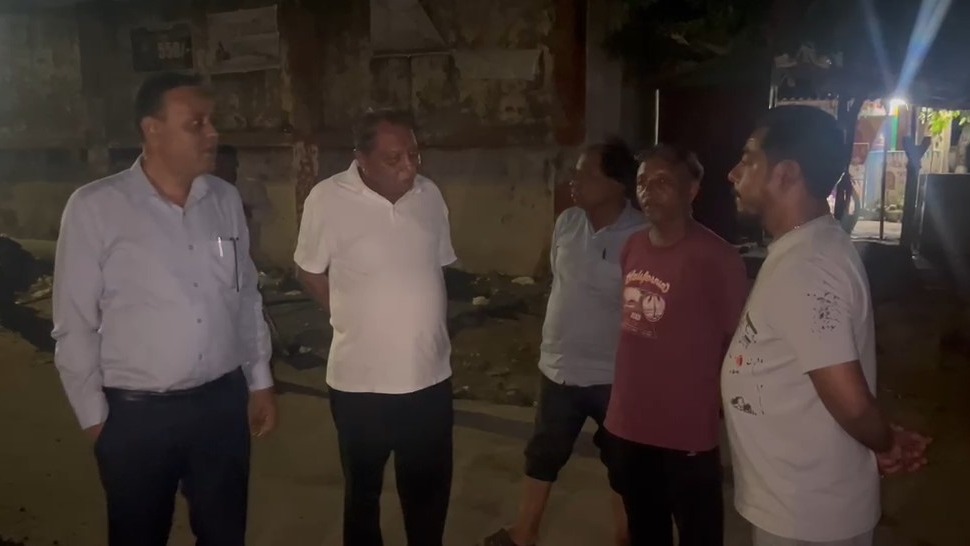 Mayor Hitesh Barot Reprimands Officials Over Roadwork Without Roller, Contractor Faces Blacklisting Notice