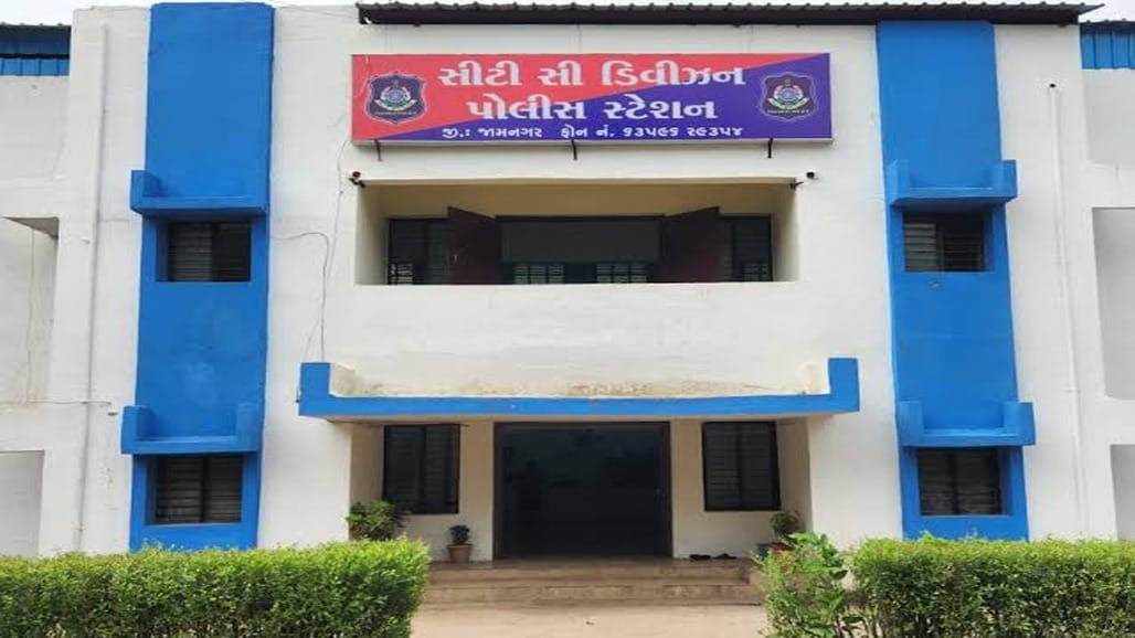 જામનગરમાં બે શખ્સોએ મહિલાના ગળામાંથી રૂ.90 હજારનો સોનાનો ચેન લૂંટ્યો