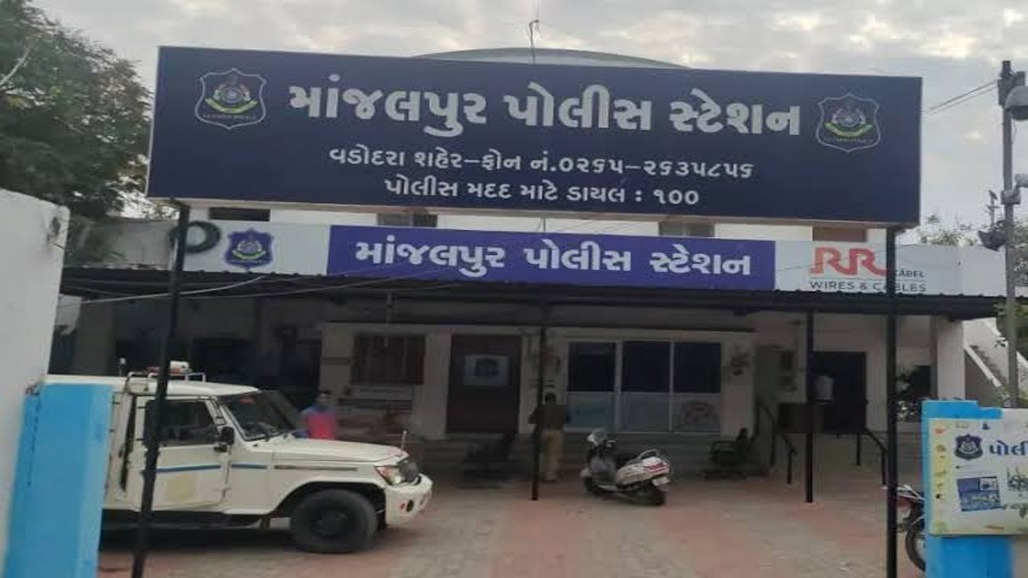 વડોદરામાં માથાભારે તત્વોએ પર હુમલો કરી રીક્ષા અને વાહનોની તોડફોડ કરી : પોલીસે આરોપીને કાન પકડાવ્યા