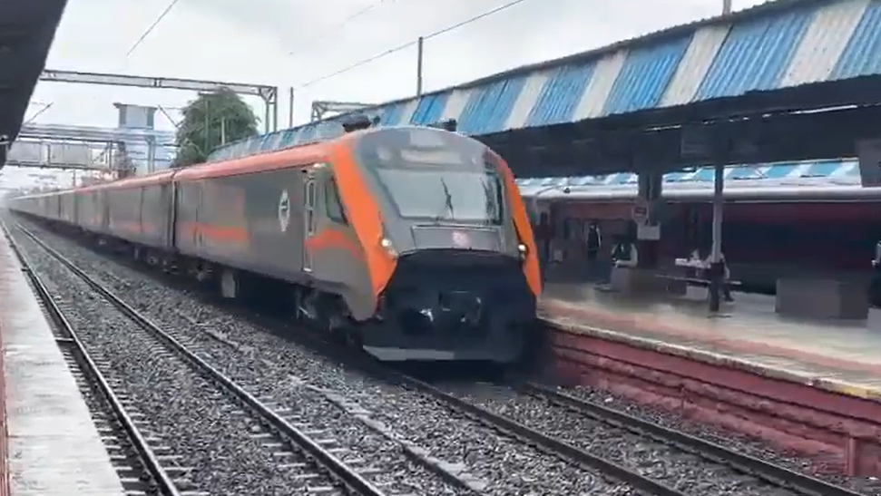 Vande Bharat Freight EMU Completes 130 km/h Trial on Ahmedabad–Mumbai Route