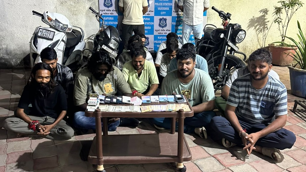 ખટંબા અર્બન રેસિડેન્સીમાં જુગાર રમાડતા મકાન માલિક સહિત ૧૪ ઝબ્બે