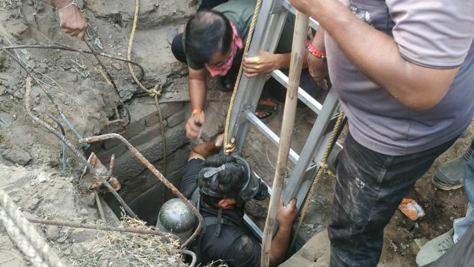 10-Year-Old Girl Falls Into Open Drain on Vishala-Narol Road in Ahmedabad, Rescue Ops Underway