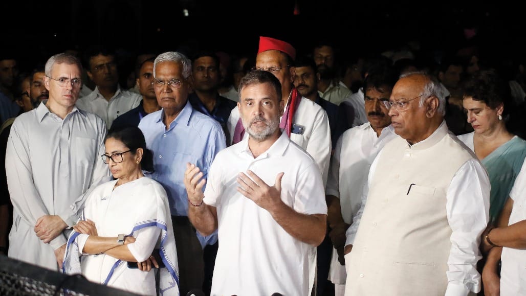 INDIA ગઠબંધનના નેતાઓ રાષ્ટ્રપતિને મળ્યા, વોટ ચોરીના પુરાવા રજૂ કરવાની તૈયારીમાં