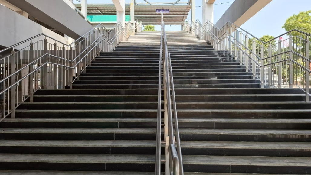 Inconvenience at Ahmedabad Railway Station: 72 Steps, No Working Lifts or Escalators Leave Passengers Struggling