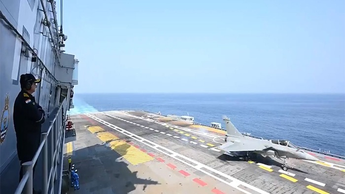 INS વિક્રાંત પર રાફેલ-Mનું ઐતિહાસિક લેન્ડિંગ: પહેલી જ ટ્રાયલમાં મેળવી અદ્ભુત સફળતા!