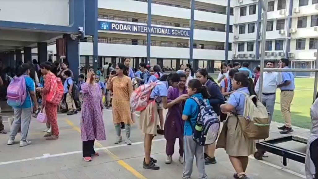 અમદાવાદ: બોડકદેવ-સેટેલાઇટની સ્કૂલોને બોમ્બથી ઉડાવી દેવાની ધમકી, કેમ્પસ ખાલી કરાવાયા