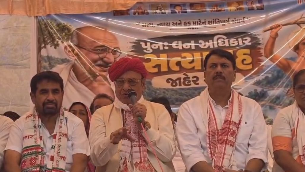 VIDEO:'સવર્ણો આદિવાસીઓની જેમ રહી જુએ, મેલુ ઉપાડવાની નોકરી આપુ', શંકરસિંહનો વીડિયો વાઈરલ
