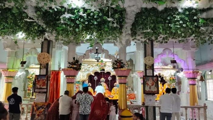સુરતમાં નવરાત્રિના પ્રથમ નોરતે માતાજીના મંદિરોમાં ભક્તોની ભારે ભીડ