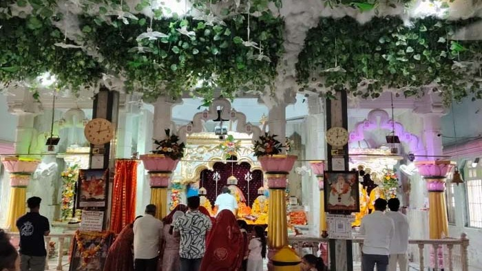 સુરત: નવરાત્રિના પહેલા નોરતા શરૂ થતાં જ માતાજીનાં મંદિરો ભક્તોથી છલકાયાં