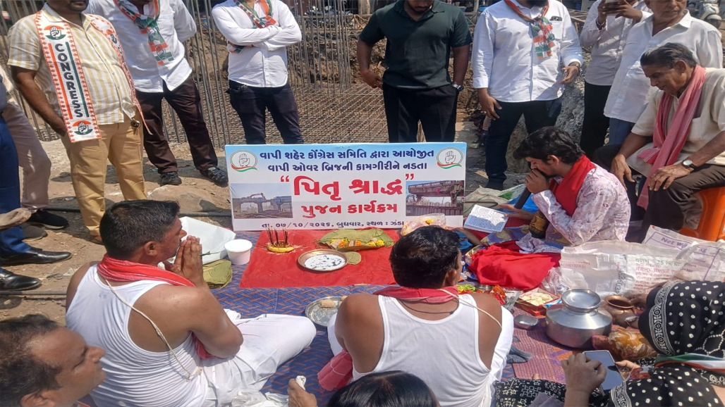 વાપીમાં ઓવરબ્રિજ 18 મહિનામાં કામ પૂરું કરવાનો દાવો પોકળ સાબિત થતાં કોંગ્રેસે કર્યા ‘પિતૃ પૂજન'