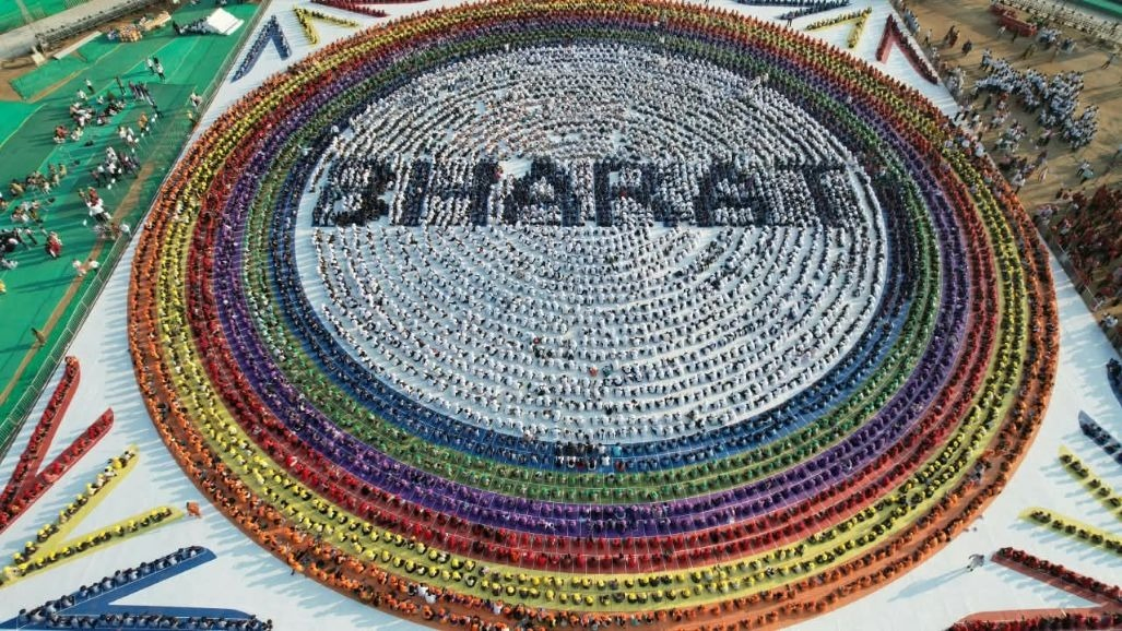 Asia Book of Records: અમદાવાદમાં GMDC ગ્રાઉન્ડમાં 6,400 લોકોએ બનાવી સૌથી મોટી માનવ રંગોળી!