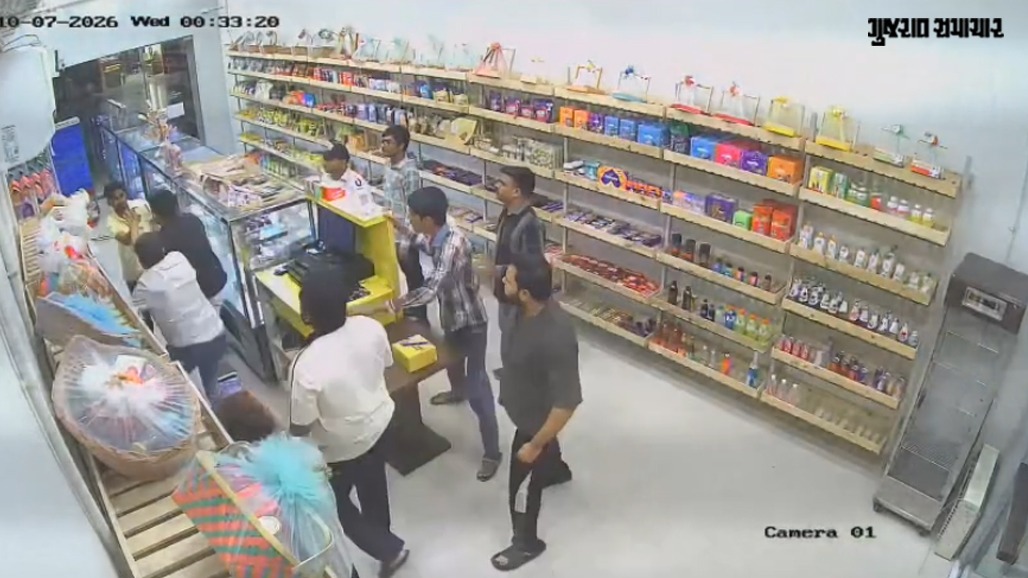 CCTV: 'તને ખબર છે હું કોણ છું, મારા કેટલા ફોલોવર્સ છે?': નિકોલમાં કેકની દુકાનમાં લાલ ક્રીમ ન હોવાથી ગ્રાહકે કર્મચારી પર કર્યો હુમલો
