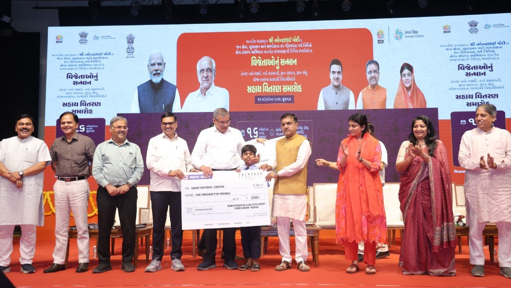 Two Ahmedabad Municipal School Students Top Gujarat in State-Level Drawing and Elocution Competitions