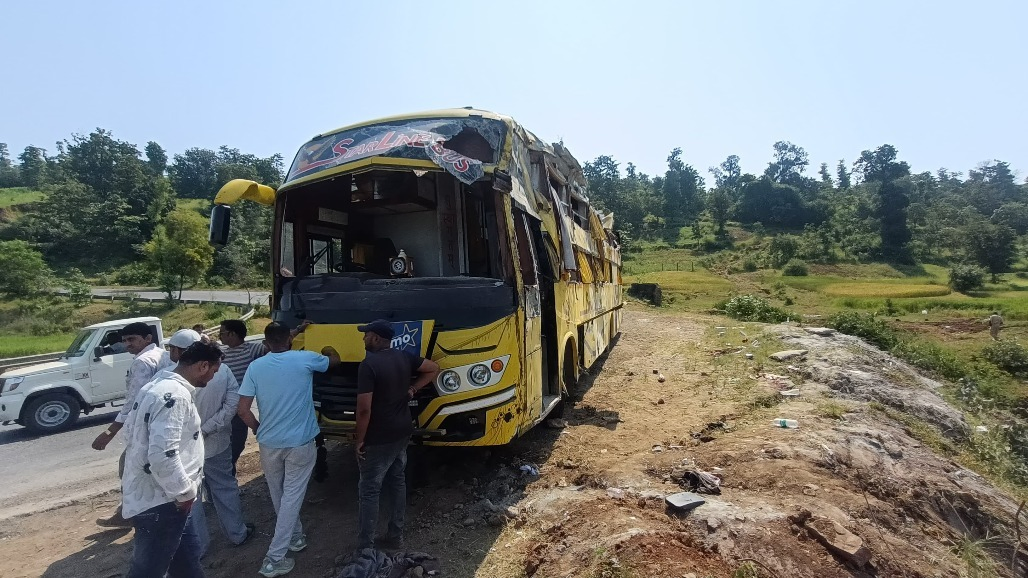 Private Luxury Bus Travelling From Nashik to Ahmedabad Plunges 30 Feet Into Gorge in Kaprada, 25 Injured