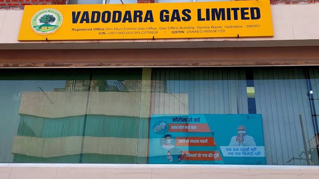 VGLના કોન્ટ્રાકટર શ્વેતા સેલ્સ દ્વારા કરજણમાં રેલવેની હદમાં ગેરકાયદે ગેસ લાઈન નાખતા વિવાદ