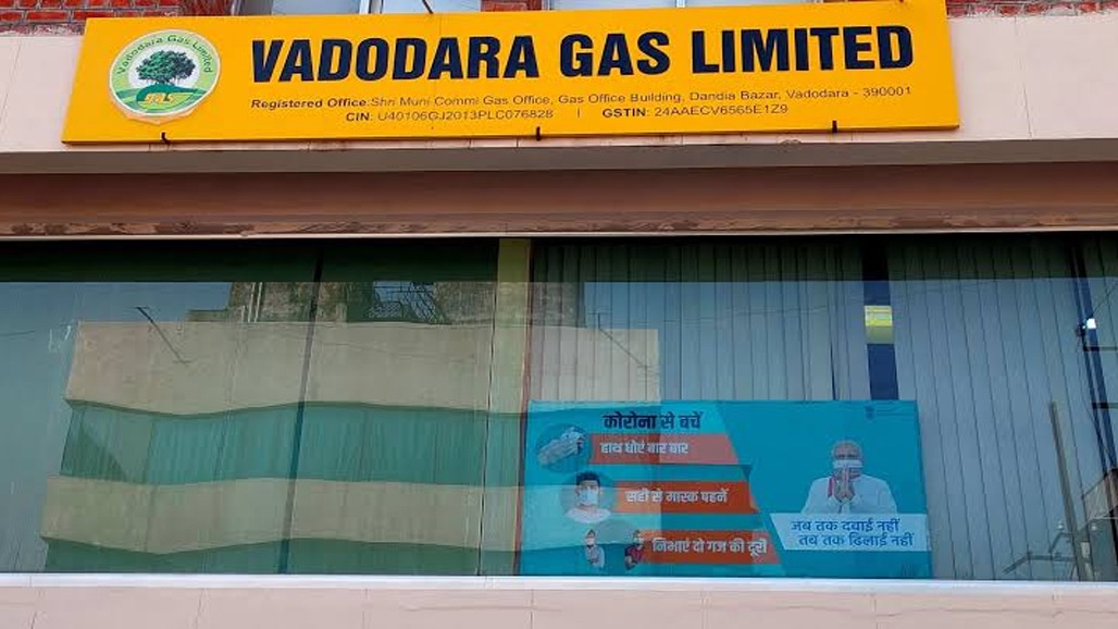 VGLના કોન્ટ્રાકટર શ્વેતા સેલ્સ દ્વારા કરજણમાં રેલવેની હદમાં ગેરકાયદે ગેસ લાઈન નાખતા વિવાદ