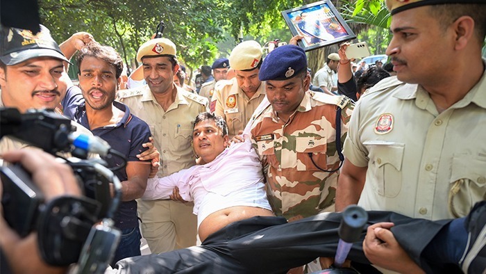 AAP Workers Block Police Buses at India Gate to Demand Chief Election Commissioner's Resignation