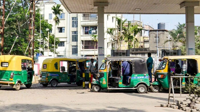તહેવારોમાં મોંઘવારીનો બોમ્બ ફૂટ્યો, અદાણી ગેસએ CNGના ભાવમાં 4.45 નો તોતિંગ વધારો ઝીંક્યો