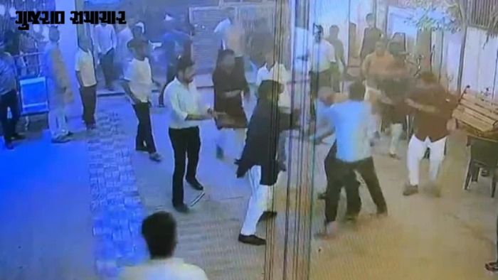 VIDEO| અમદાવાદ: ગરબામાં ખુરશી બાબતે મહિલાઓનો ઝઘડો, અદાવતમાં ચેરમેન-પોલીસકર્મી પર હુમલો, 2ની અટકાયત