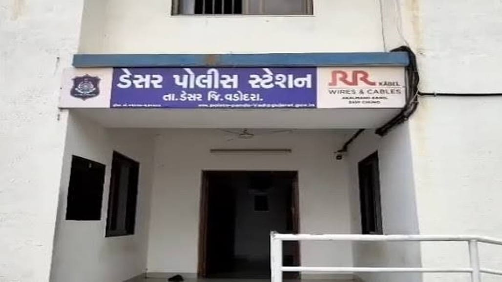 વડોદરાના ડેસરમાં ગેરકાયદે કતલખાનું ઝડપાયું