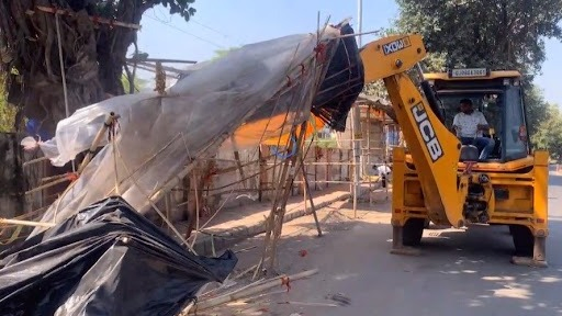 વડોદરા: દબાણ હટાવવાની કામગીરીમાં વ્હાલા દવલાની નીતિ, ઝૂંપડાં હટાવ્યા, પથરા રહેવા દીધા