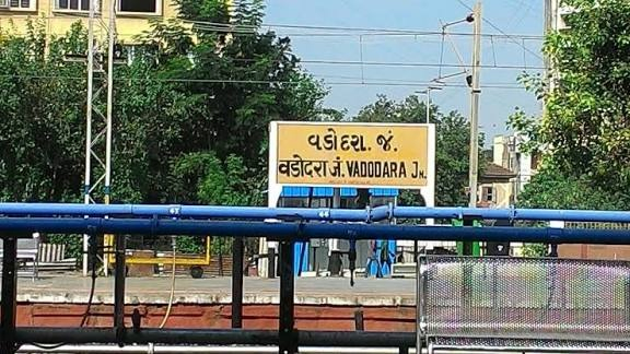 રેલવેના અધિકારીઓ વચ્ચેનો ઝઘડો ચરમસીમા પર CTIને પૈસા લેતા રંગે હાથ ઝડપ્યો તો સોશિયલ મીડિયામાં બદનામ કર્યા