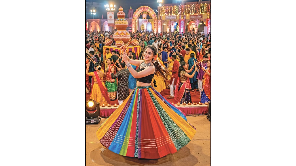 રસ રઢિયાળી રાતડીમાં ગરબે રમવા આવોને