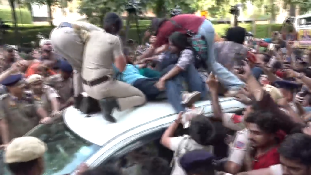 Over 150 Protesters Detained in March Against Chief Election Commissioner at Jantar Mantar