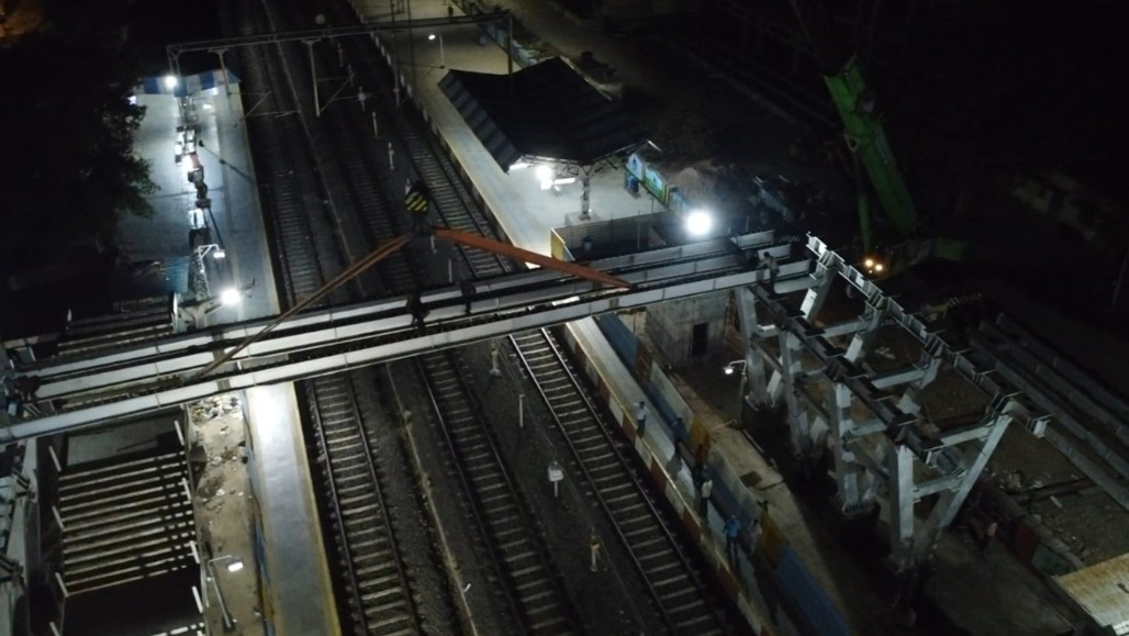 Dwarka Railway Station Gets 11 New FOB Girders in 4.5-Hour Block Under Amrit Bharat Scheme