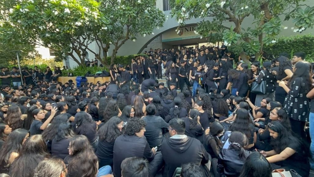 નિરમા યુનિવર્સિટીમાં અશ્લીલ હરકત