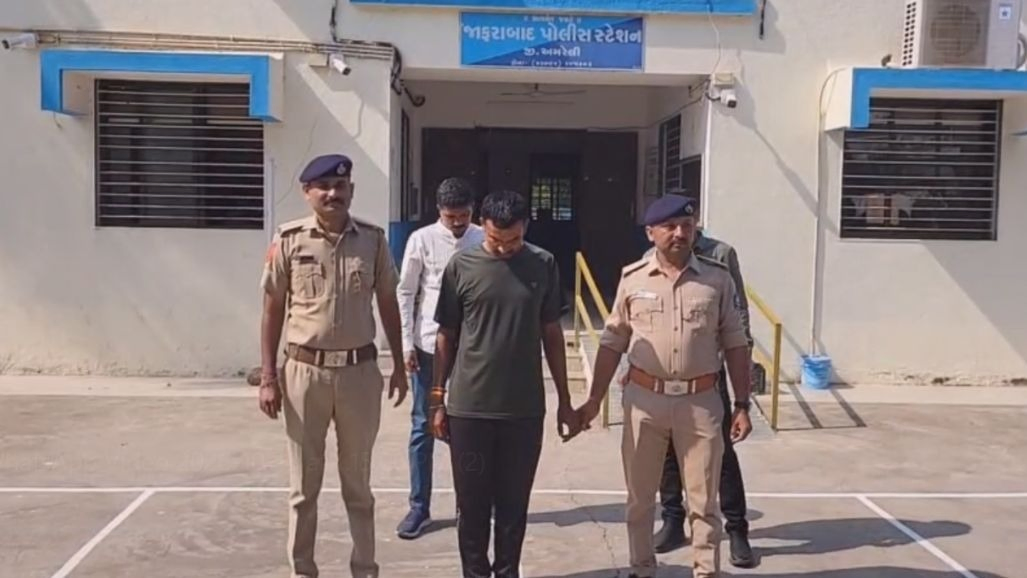 અમરેલી: જાફરાબાદમાં શિક્ષણ જગત શર્મસાર!, વિદ્યાર્થિનીઓની છેડતી અને દુષ્કર્મના આરોપમાં શિક્ષકની ધરપકડ