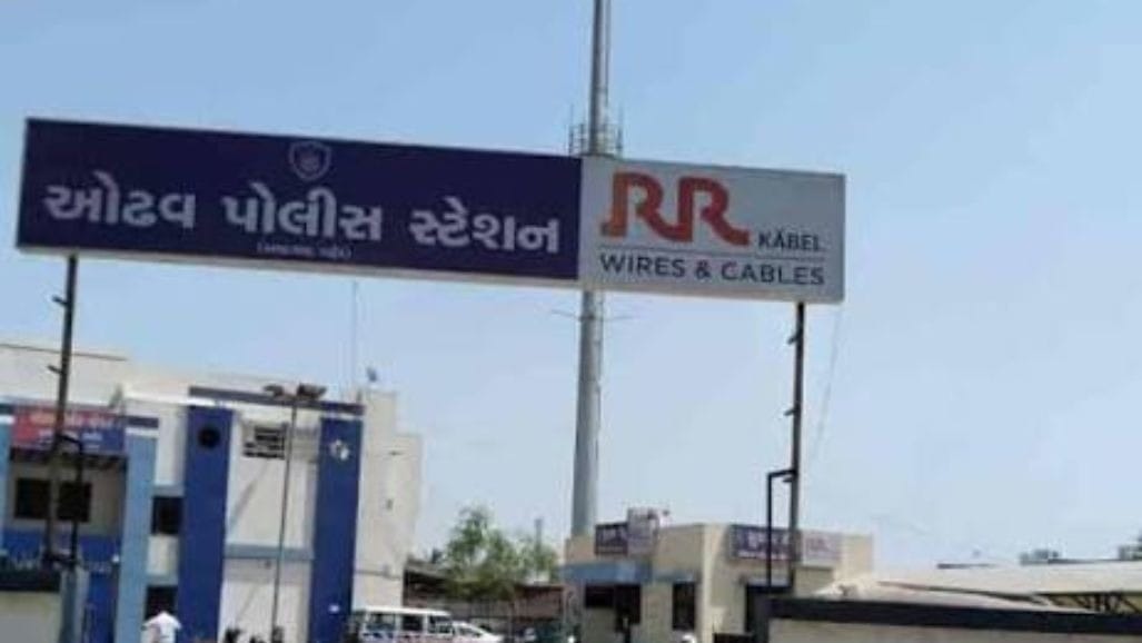 અમદાવાદના ઓઢવ GIDC પાસે ગટર માંથી 5-6 માસનું મૃત ભ્રૂણ મળ્યું